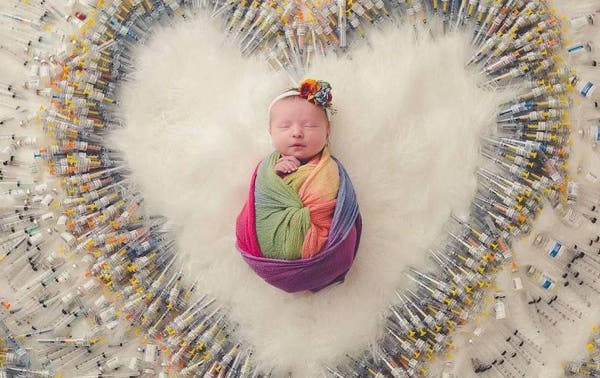 Bebé rodeada de agujas de hormonas de reproducción asistida