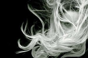 Mujer con pelo al viento