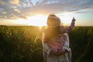 Madre e hija en un campo