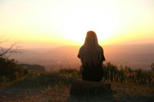 Mujer mirando la puesta de sol